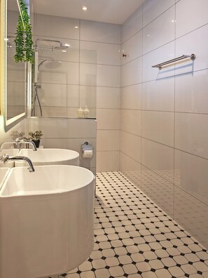 Shower, hair dryer, bidet, towels - NanyangMaison•SemiD•2.5sty•PrivtPool•KTV•85"TV•BBQ (Johor Bahru)