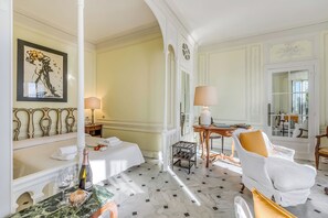 Bed sheets, wheelchair access - Les Rives d'Or, Menton, France (Menton)