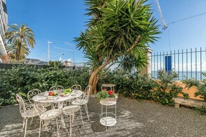 Outdoor dining - Les Rives d'Or, Menton, France (Menton)