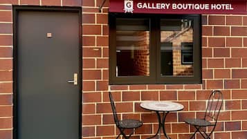 Habitación doble | Restaurante al aire libre