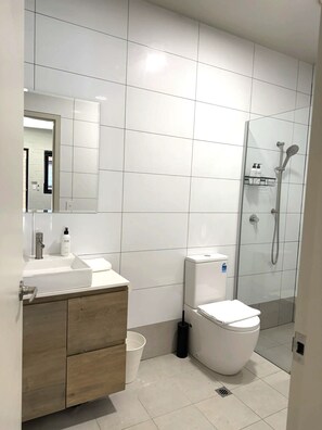Shower, hair dryer, towels, shampoo - Gallery Boutique Hotel (Bibra Lake)