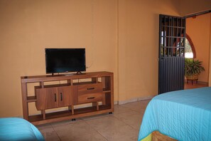 7 chambres, fer et planche à repasser, Wi-Fi, draps fournis