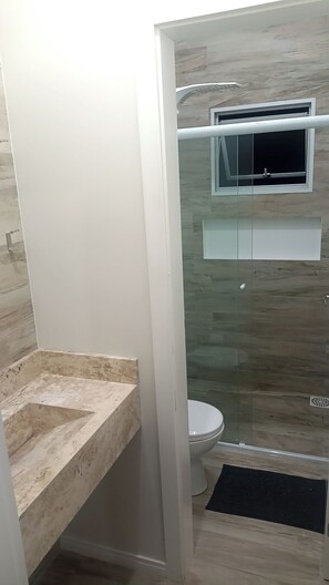 Douche, bidet, serviettes fournies, savon
