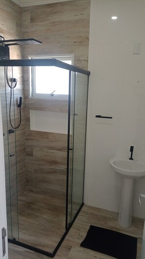Douche, bidet, serviettes fournies, savon
