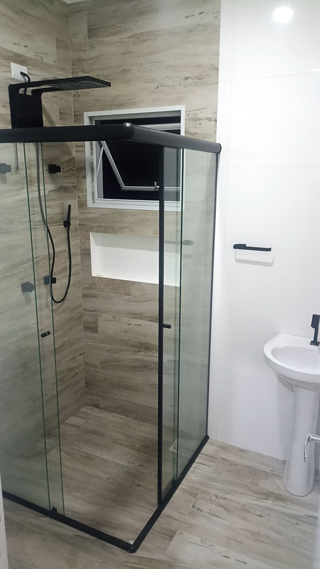 Douche, bidet, serviettes fournies, savon