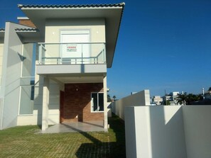 Exterior - House in a gated community in Cachoeira do Bom Jesus (Florianópolis)