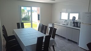 Fridge, microwave, oven, stovetop - House in a gated community in Cachoeira do Bom Jesus (Florianópolis)