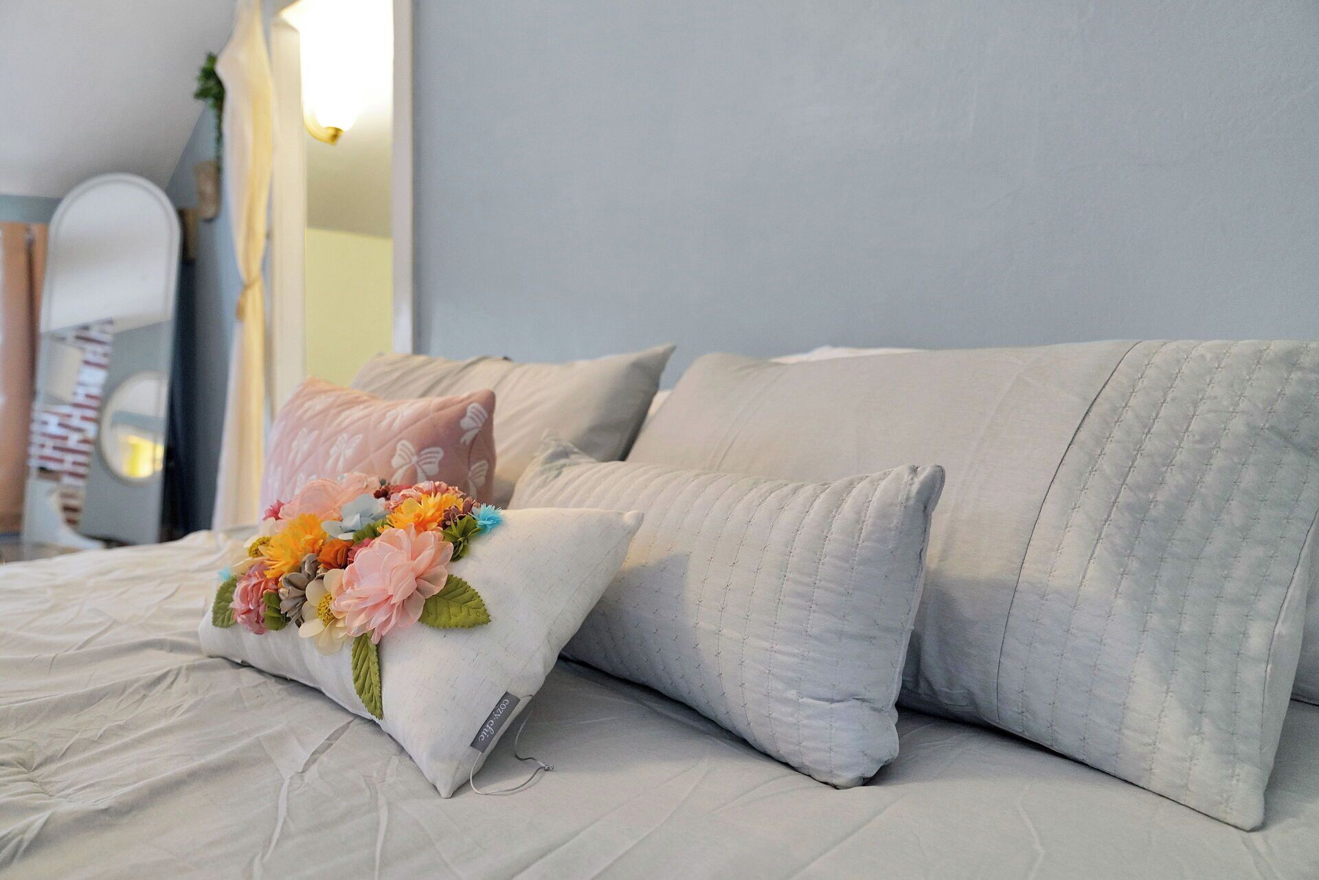 Een strijkplank/strijkijzer, wifi, beddengoed