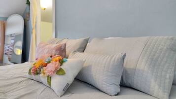 Een strijkplank/strijkijzer, wifi, beddengoed