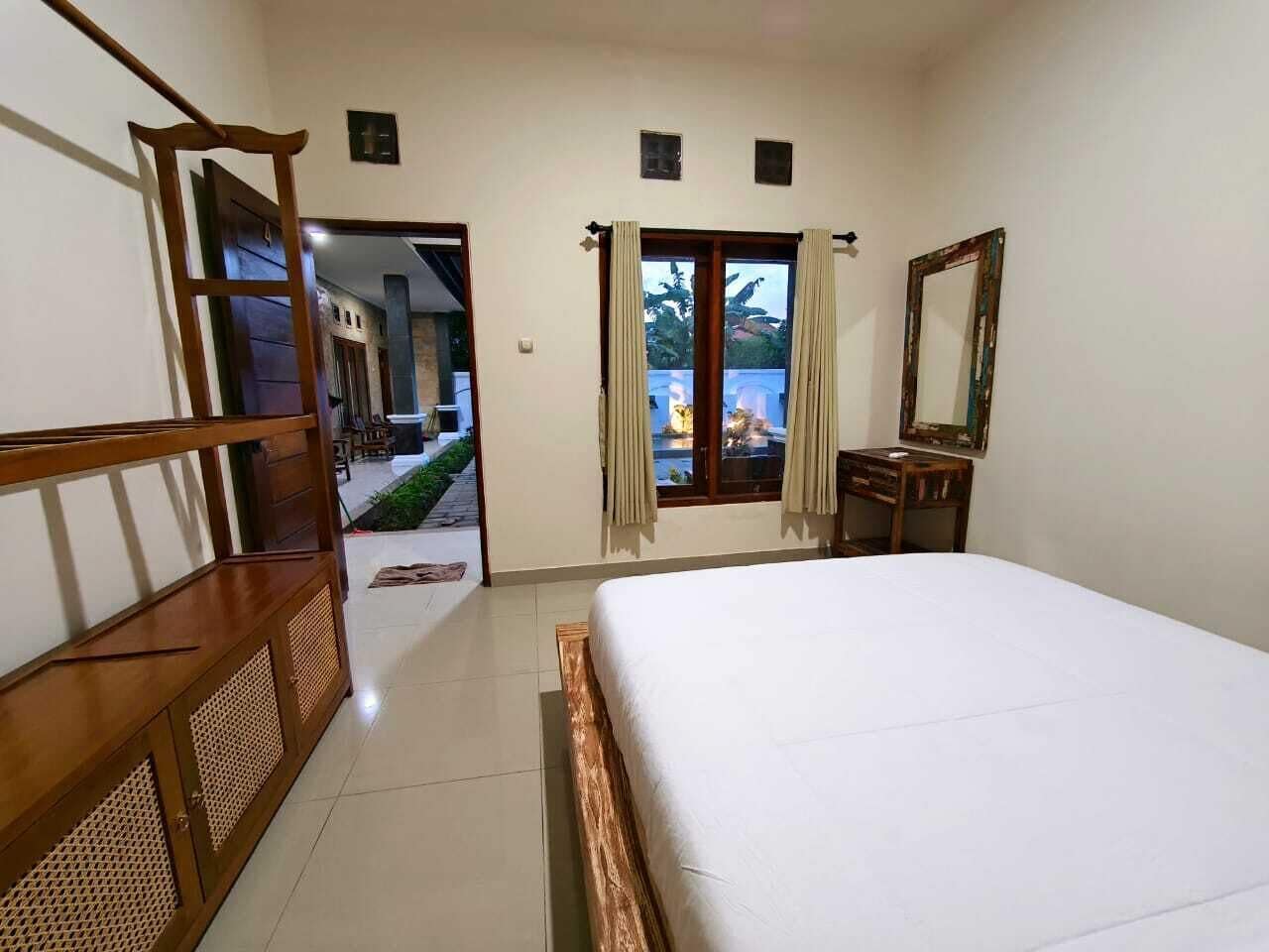 基础双人房, 泳池景观 | 办公桌、免费 WiFi