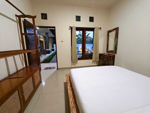 Quarto casal básico, vista para a piscina | Escrivaninha, Wi-Fi de cortesia