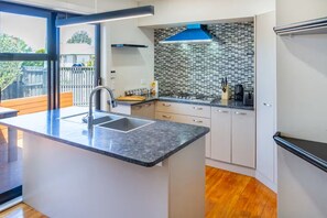 Private kitchen - Spacious 4bed family home for a luxurious holiday, minutes from the airport! (Christchurch)