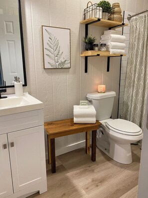 Secadora de cabello, toallas, jabón, papel de baño 
