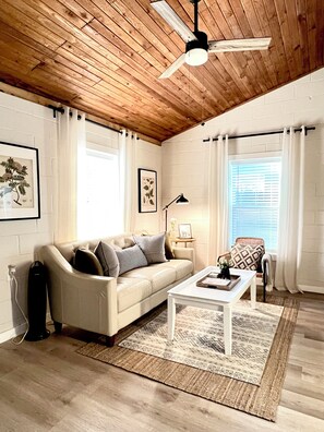 TV - The Twin Gables / Peaceful Cottage-feel 2 bedroom (Waco)