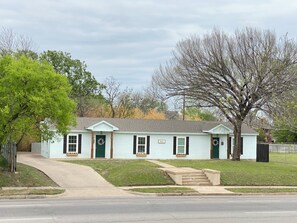 Exterior - The Twin Gables / Peaceful Cottage-feel 2 bedroom (Waco)