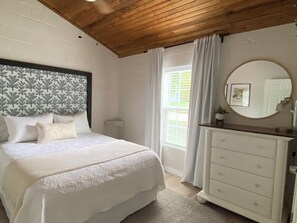 Iron/ironing board, WiFi, bed sheets - The Twin Gables / Peaceful Cottage-feel 2 bedroom (Waco)