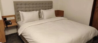 호텔 리버뷰 키쇼르간지  