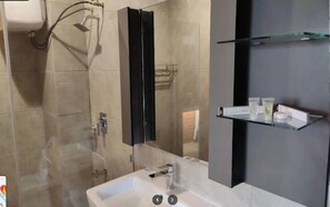 Free toiletries, towels, soap, shampoo - Hotel Riverview Kishorganj (Kishorganj)