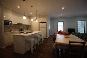 Fridge, oven, stovetop, dishwasher - Zest ~ Holiday Home in North Bendalong (Bendalong)