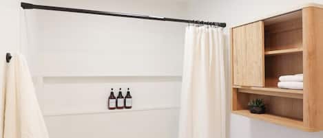 SĂšche-cheveux, serviettes fournies, savon, papier toilette