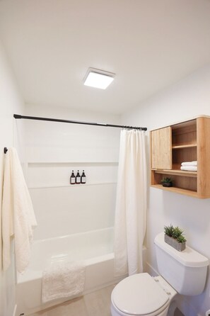 Sèche-cheveux, serviettes fournies, savon, papier toilette
