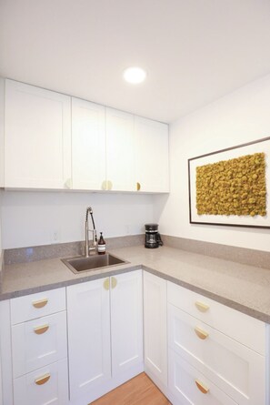 Microwave - Cozy La Costa Studio Retreat (Carlsbad)