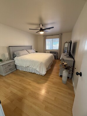 2 bedrooms, iron/ironing board, WiFi, bed sheets - Prime Location, newly renovated with modern finishes and stylish decor (Yuma)