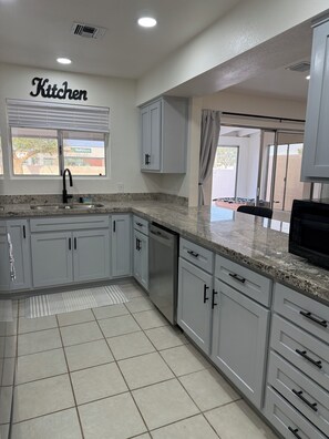 Microwave, oven, stovetop, dishwasher - Prime Location, newly renovated with modern finishes and stylish decor (Yuma)