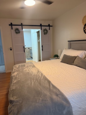 2 bedrooms, iron/ironing board, WiFi, bed sheets - Prime Location, newly renovated with modern finishes and stylish decor (Yuma)
