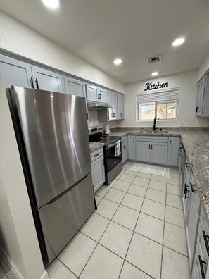 Microwave, oven, stovetop, dishwasher - Prime Location, newly renovated with modern finishes and stylish decor (Yuma)