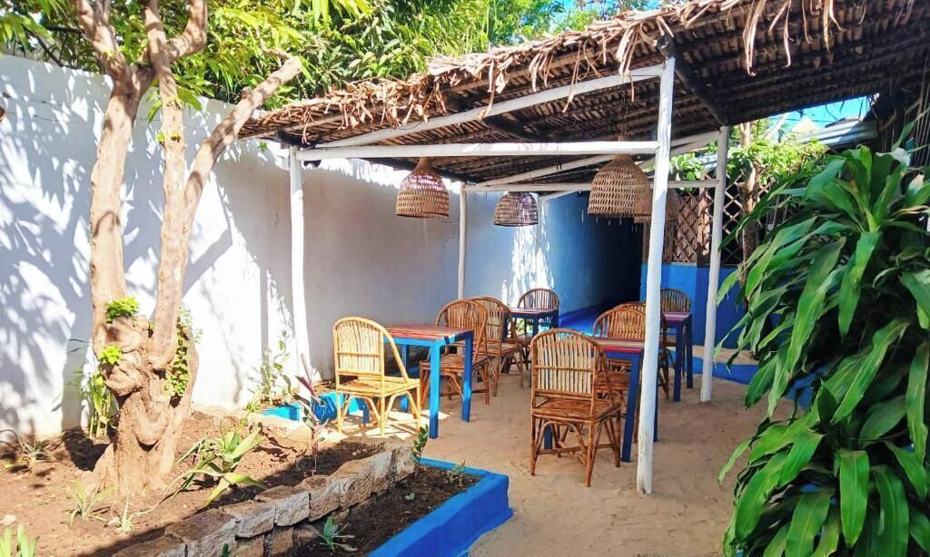 Chambre Double, 1 grand lit, salle de bains privée, vue jardin | Restauration extérieure