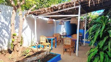 Habitación doble, 1 cama de matrimonio, baño privado, vistas al jardín | Restaurante al aire libre | Se sirven desayunos, almuerzos y cenas