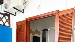 Unclassified image, 5 of 9, button - HAVANA (Antsiranana)
