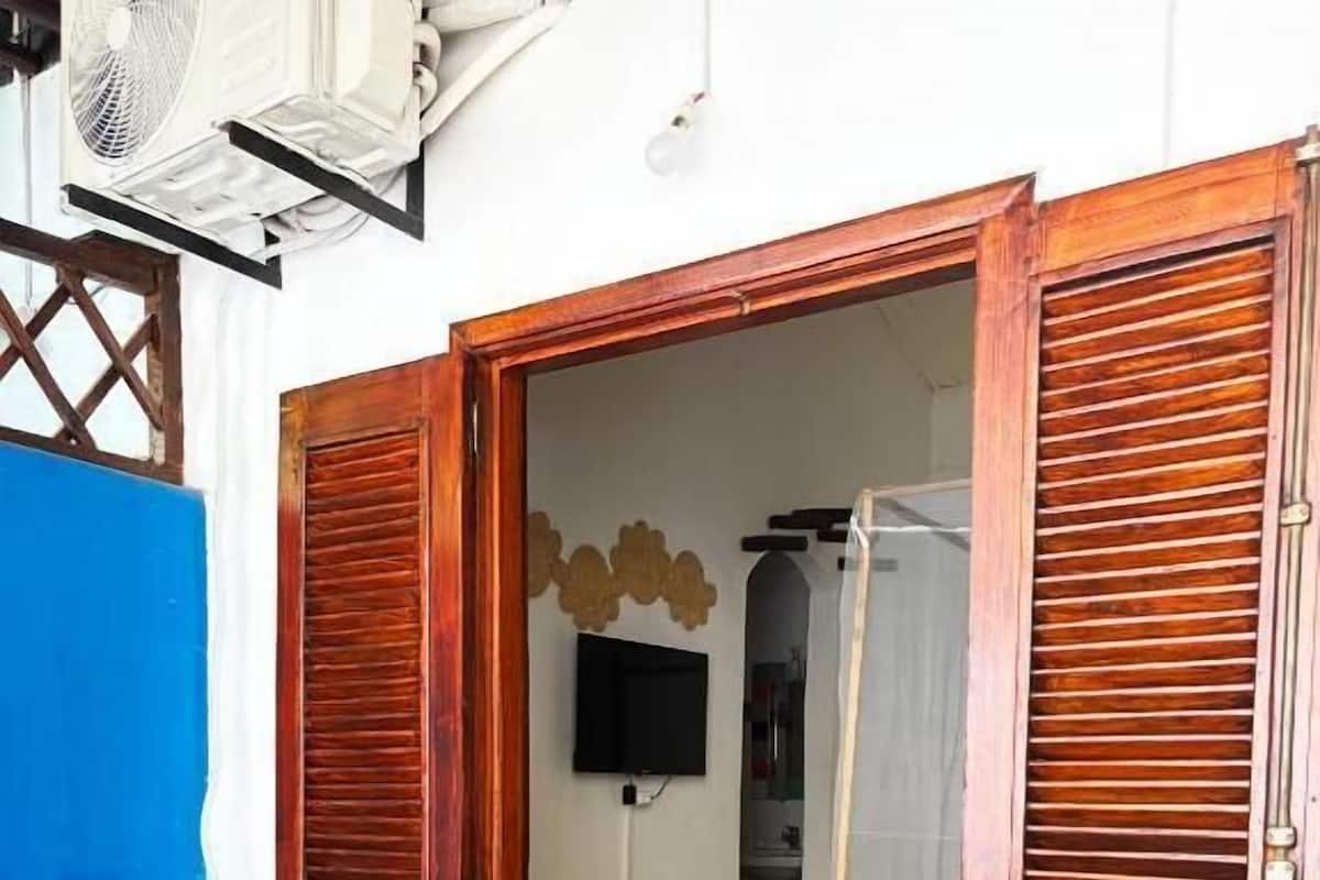 Chambre Double, 1 grand lit, salle de bains privée, vue jardin | Espace de travail pour ordinateur portable, Wi-Fi gratuit