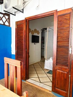 Tweepersoonskamer, 1 queensize bed, privébadkamer, uitzicht op tuin | Een laptopwerkplek, gratis wifi