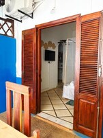 Espacio para trabajar con laptop y wifi gratis 