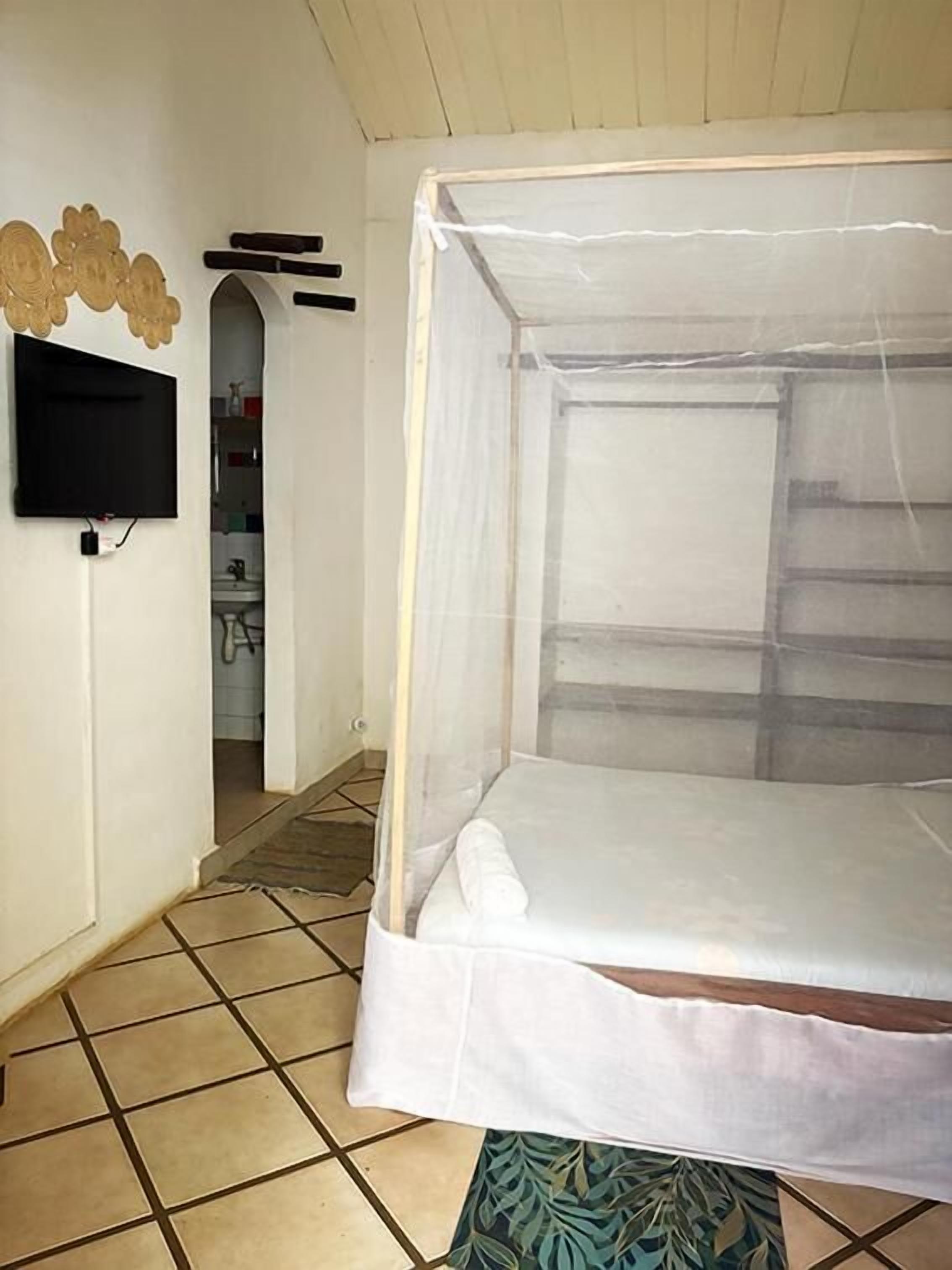 Chambre Double, 1 grand lit, salle de bains privée, vue jardin