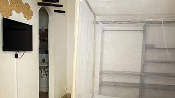 Habitación doble, 1 cama de matrimonio, baño privado, vistas al jardín | Espacio para trabajar con un portátil y wifi gratis