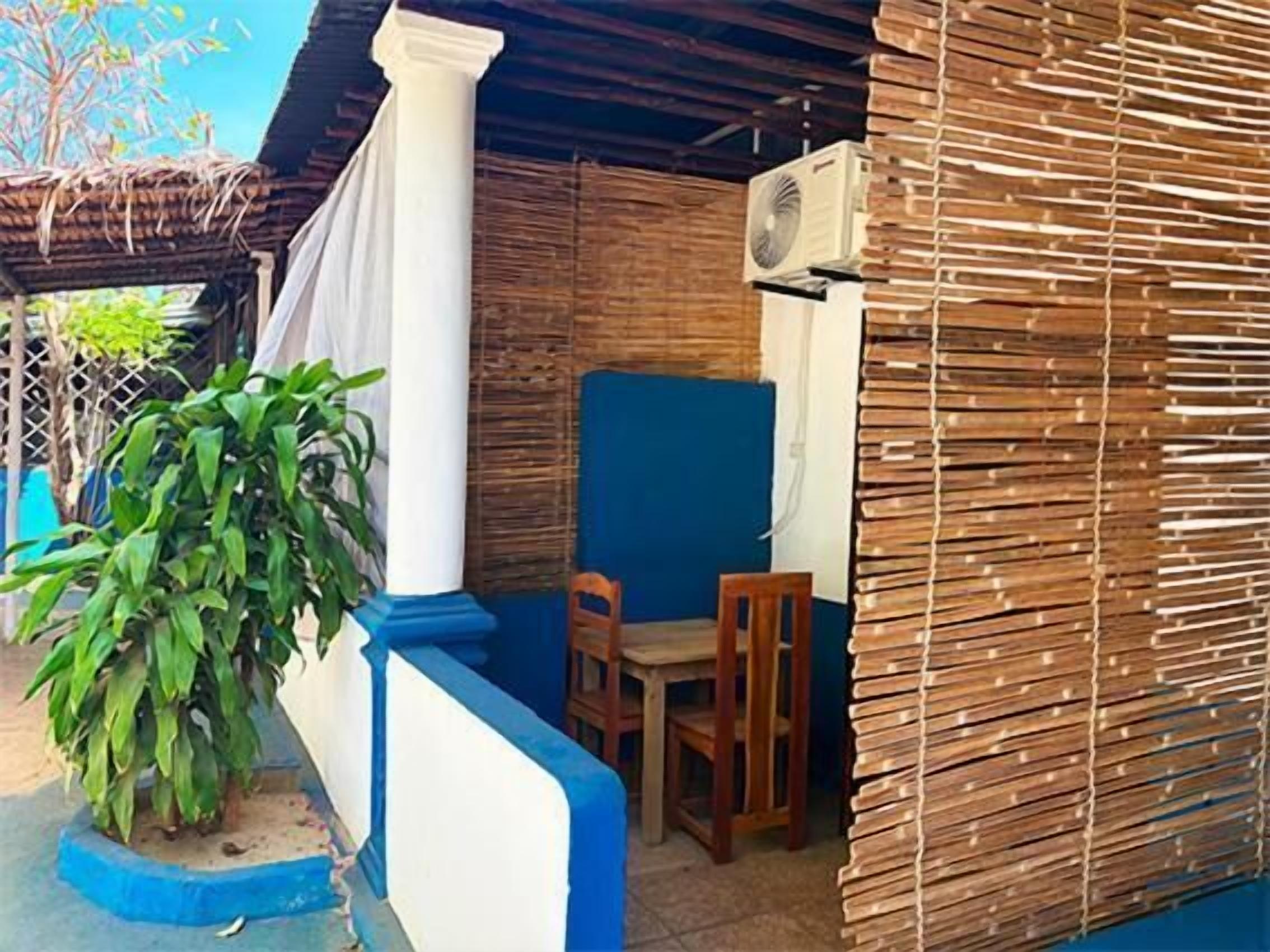 Chambre Double, 1 grand lit, salle de bains privée, vue jardin | Restauration extérieure