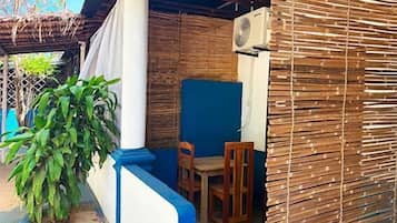 Doppelzimmer, 1 Queen-Bett, eigenes Bad, Gartenblick | Speisen im Freien