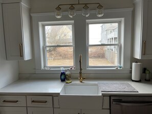 Private kitchen - Charming 3-bedroom house in Hull perfect for relaxing at the beach! (Hull)