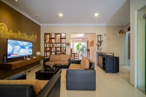 House, 4 Bedrooms | Lobby - Danka Taman Golf Residence (Batam)