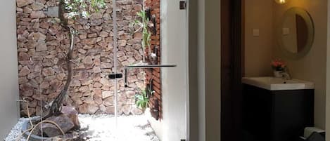 Duplex, 4 Bedrooms, City View | Bathroom | Free toiletries, towels, soap, shampoo