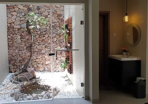 Duplex, 4 Bedrooms, City View | Bathroom | Free toiletries, towels, soap, shampoo - Danka Taman Golf Residence (Batam)