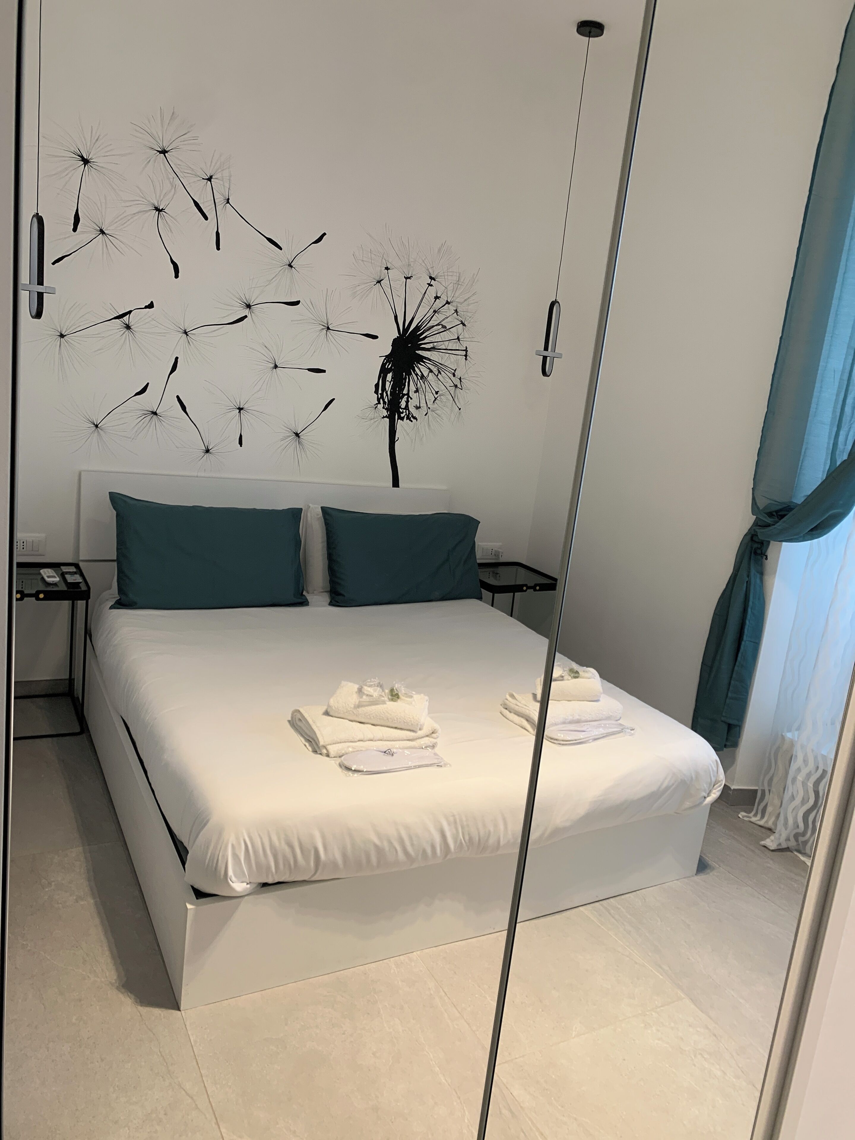 Tabla de planchar con plancha, wifi y ropa de cama 