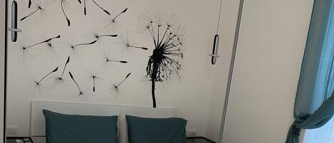 Tabla de planchar con plancha, wifi y ropa de cama