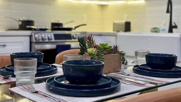 Une cuisine moderne avec un coin repas aménagé pour prendre un repas.