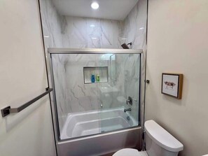Shower, hair dryer, shampoo - Newly Built 3bd/2bth Villa/AC/30 min Legoland (Escondido)