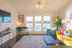 Smart TV, books - Waterfront Sunset Views in Port City Wilmington NC -King Bed & Balcony (Wilmington)
