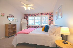 1 habitación, escritorio, tabla de planchar con plancha y cuna de viaje 
